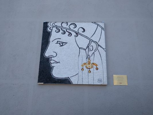 I liked the gold detail of the earring on this mosaic