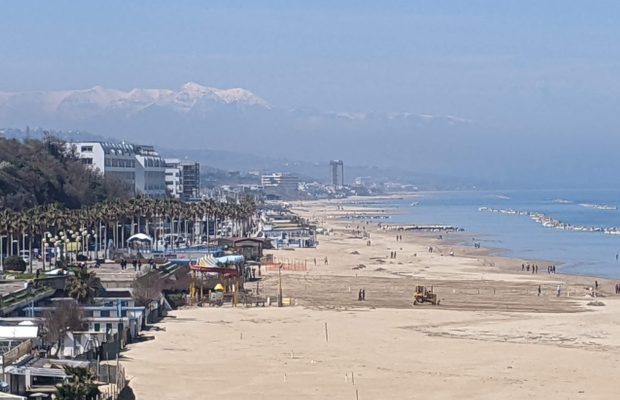 one of the beaches in Termoli today - see the white stuff in the distance? those are snow-capped mountains!  how cool is that!