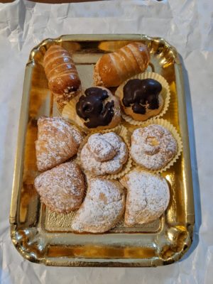 i dolci - the chocolate ones are filled with chocolate pudding, and the triangles in the bottom left are filled with cream custard and flavored with cinnamon